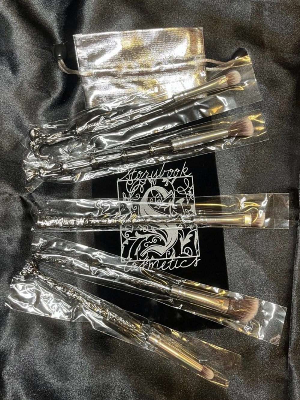 Harry Potter Storybook Cosmetics Metallic Silver Eye Brush Set with Black Pouch - Picture 3 of 4